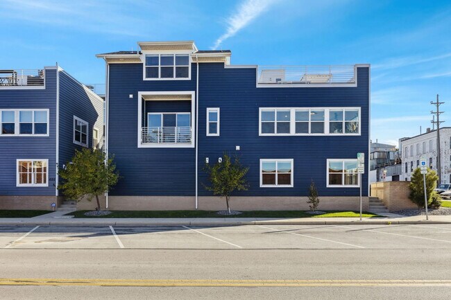 Building Photo - 412 W Shoreline Dr
