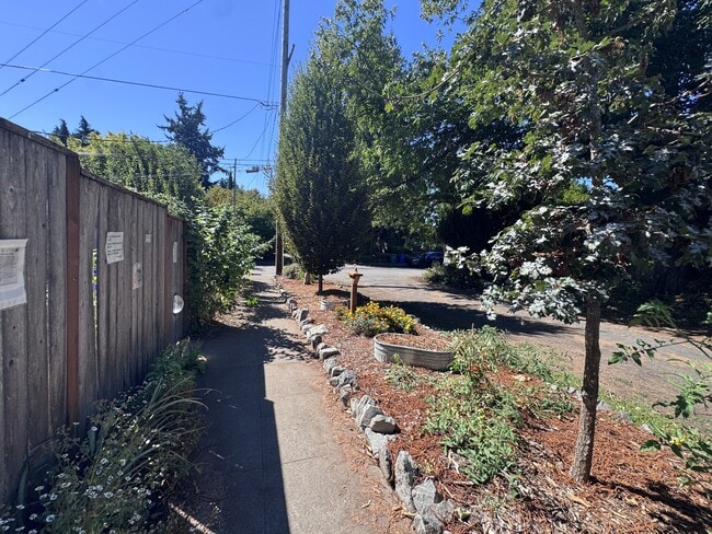 Building Photo - 4304 SE 30th Ave