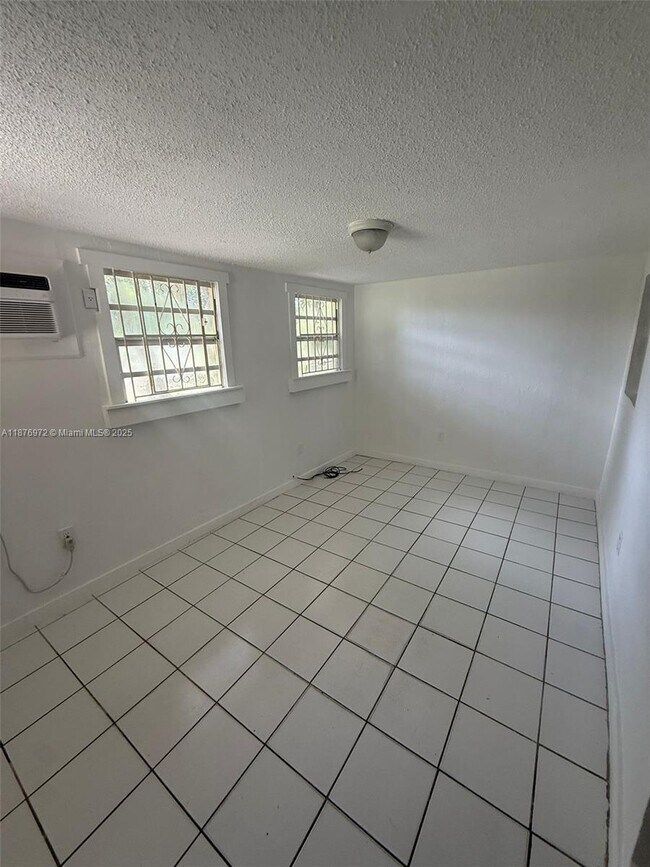Building Photo - 1340 Peri St