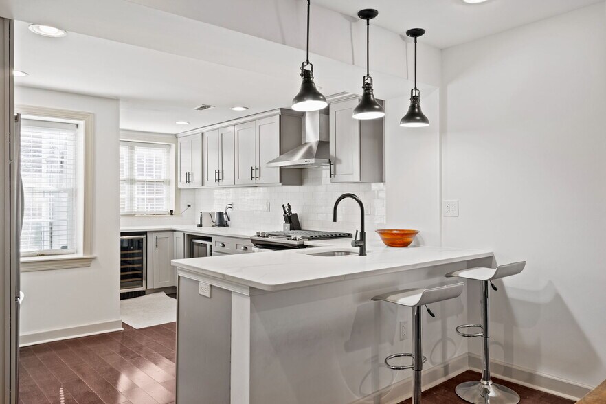 Building Photo - 710 Clymer St