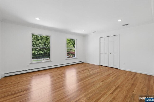 Building Photo - 2 W Saddle River Rd