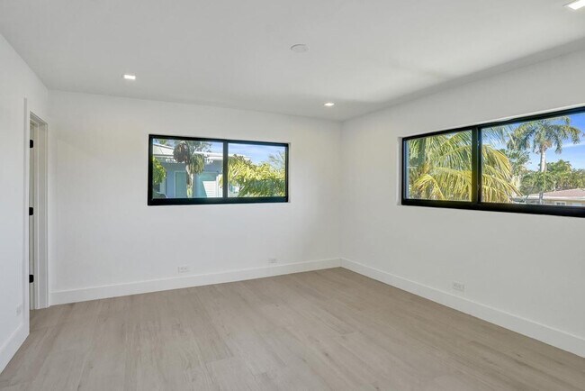 Building Photo - 840 SE 22nd Ave