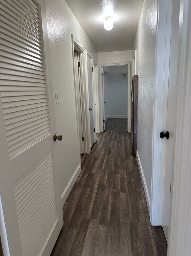 Building Photo - Charming & Cheery 3-Bedroom 2bathroom home...