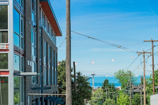 Building Photo - 1321 E John St