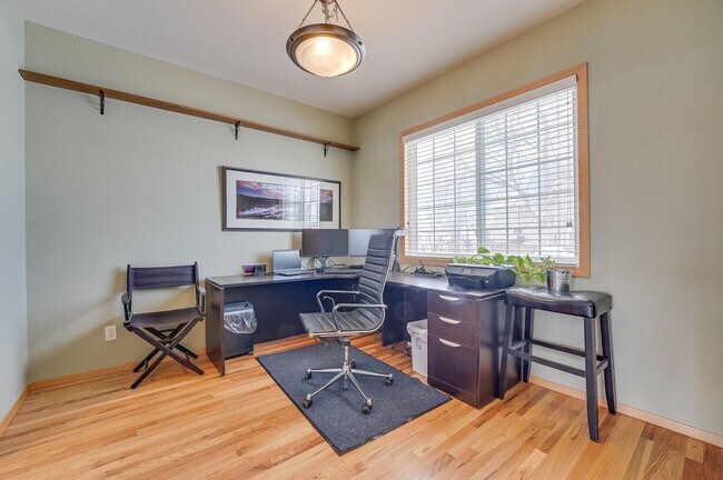 Building Photo - Spacious 3 bed, 2.5 bath Townhome in Ridgewood Hills!