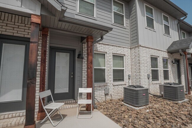 Building Photo - 711 N Honey Locust Bnd