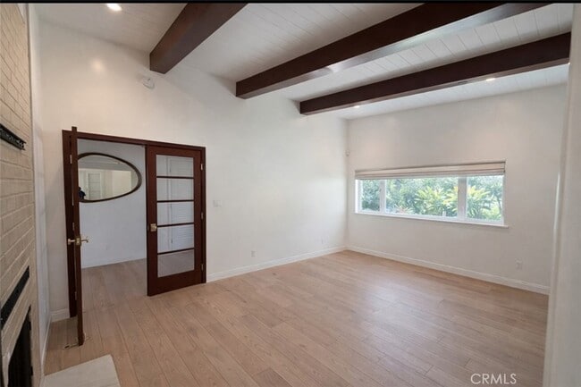 Building Photo - 940 Crestview Dr