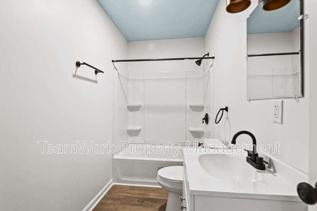 Building Photo - 3107 Azalea Dr