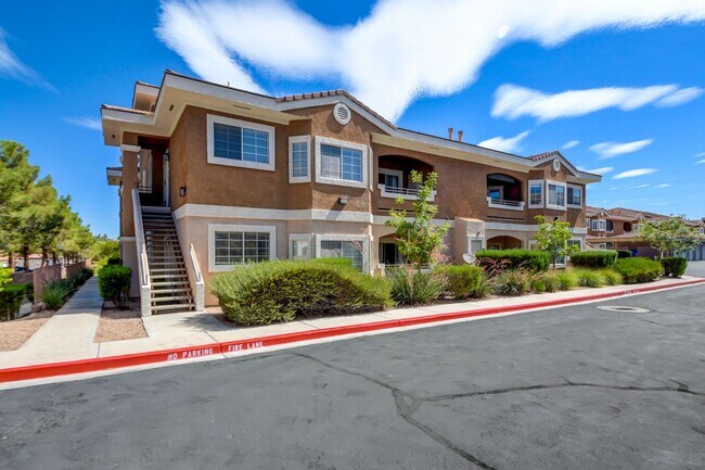 Building Photo - Beautiful 2BR / 2BA Renovated / Modern Con...