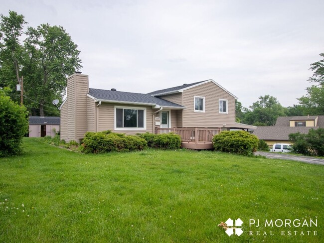Building Photo - 3 bedroom, 1.5 bath House For Lease - open...