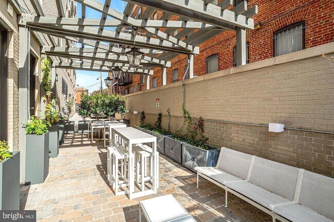 Building Photo - 1011 M St NW