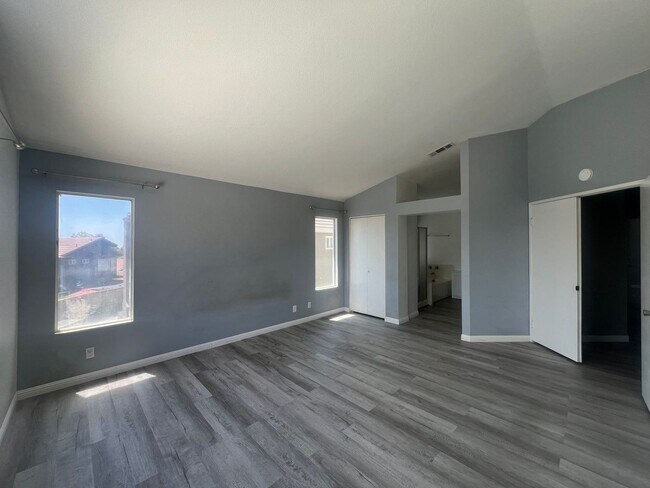 Building Photo - Welcome Home in the Desirable Orangecrest Community!