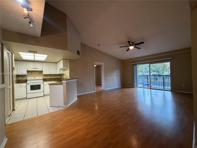 Building Photo - 1600 Crestwood Ct S