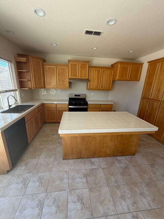 Building Photo - 702 Chandon Dr