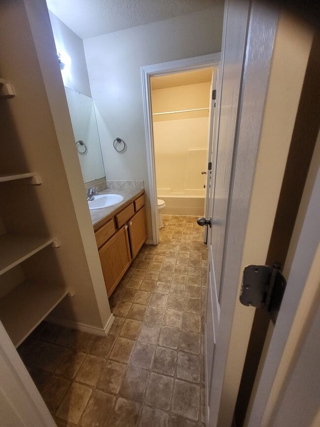 Building Photo - Cute Townhouse