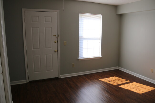 Building Photo - Fall 2025 Awesome 1 Bedroom Condo Near AU ...