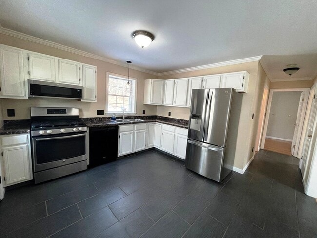 Building Photo - 3-4 Bedroom home in White River Junction
