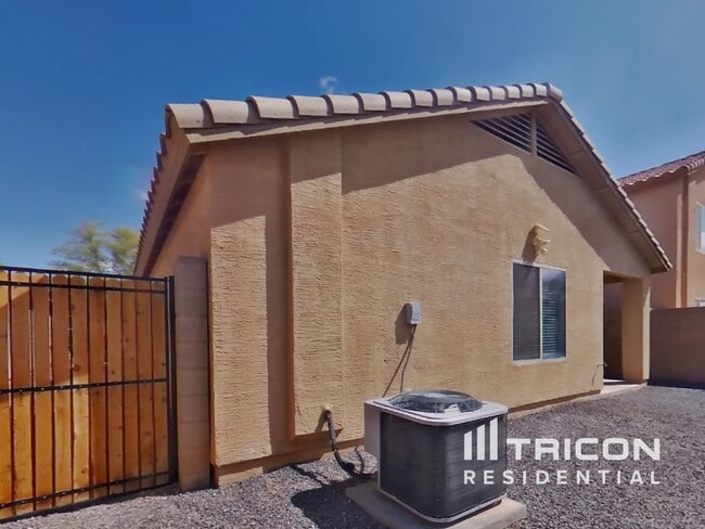 Building Photo - 40059 W Thornberry Ln