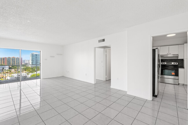Building Photo - 400 Kings Point Dr