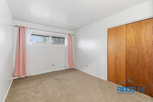 Building Photo - Sunnyside single family home with oversized 2 car garage