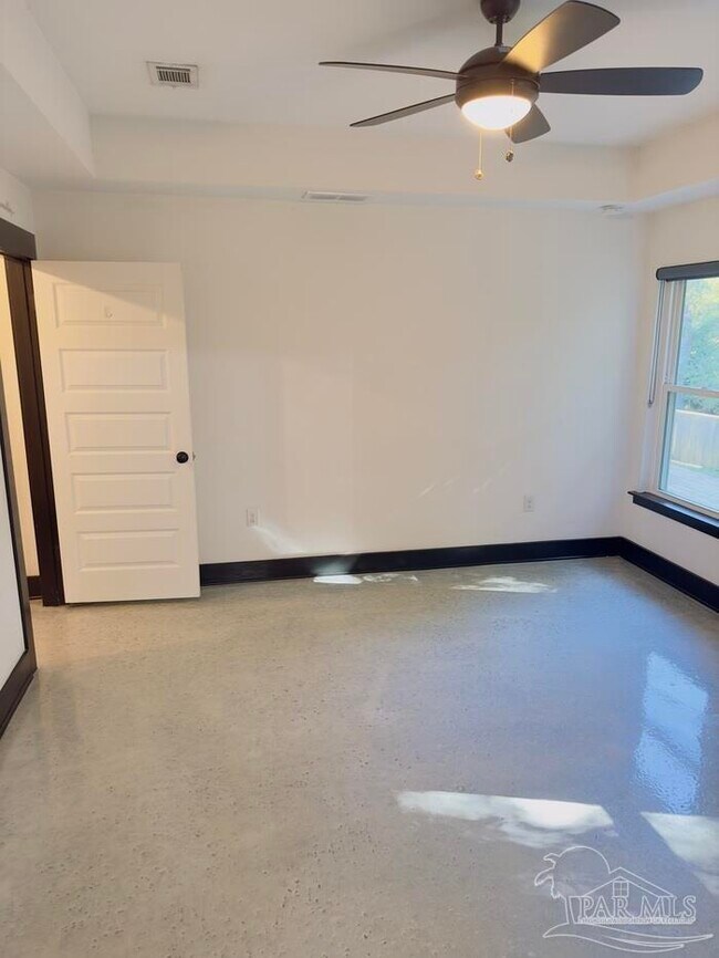 Building Photo - 6408 Sarasota St