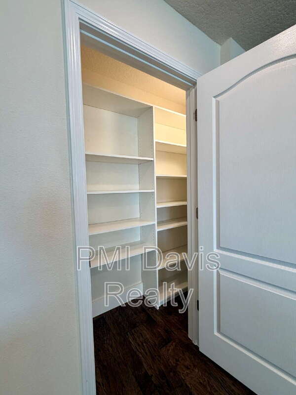 Building Photo - 2482 Beachview Dr