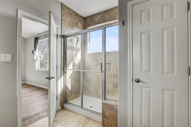 Building Photo - 512 Eberhart Ln