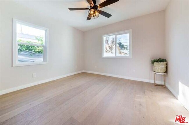 Building Photo - 1435 W 71st St