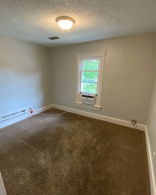 Building Photo - Newly Updated 2 Bedroom