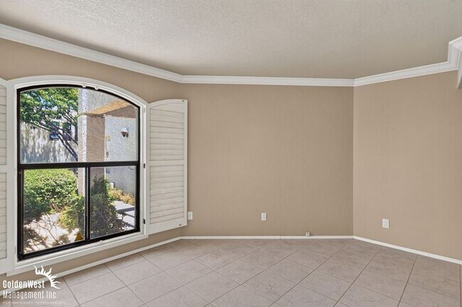 Building Photo - Beautiful 2Bdm 2Ba Home Located in the Biltmore Area!