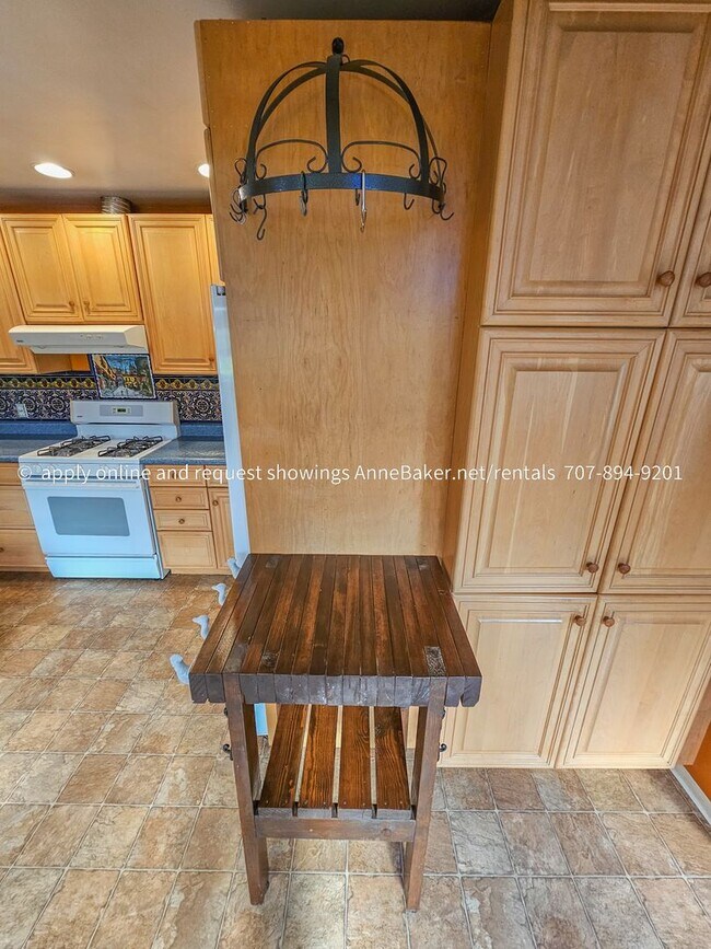 Building Photo - Exquisite Home among the Oak Trees