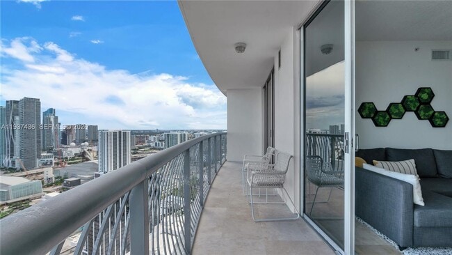 Building Photo - 1750 N Bayshore Dr