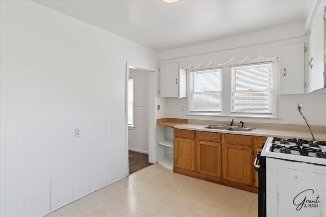 Building Photo - 3 bedroom bungalow $1300
