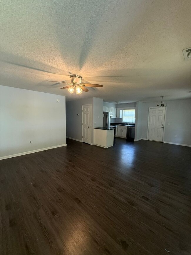 Building Photo - 205 Courtney Way