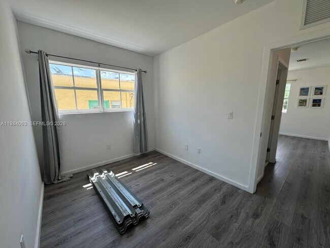 Building Photo - 810 7th St