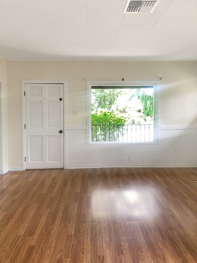 Building Photo - Adorable home, wonderful space and great l...