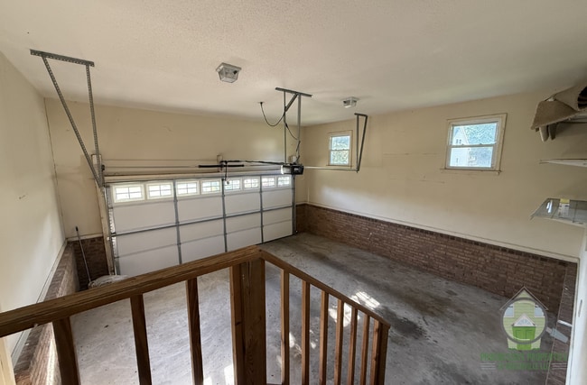 Building Photo - 2071 Howlong Ave