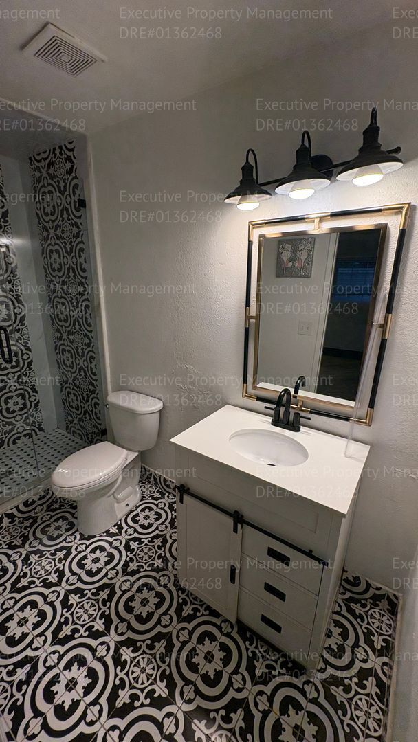 Building Photo - 3 bedroom 2 bathroom home with pool and near shopping centers.