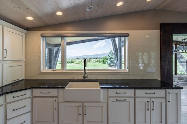 Building Photo - Ranch home in Kamas