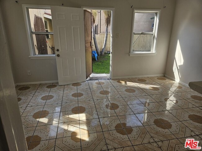 Building Photo - 2226 Zoe Ave