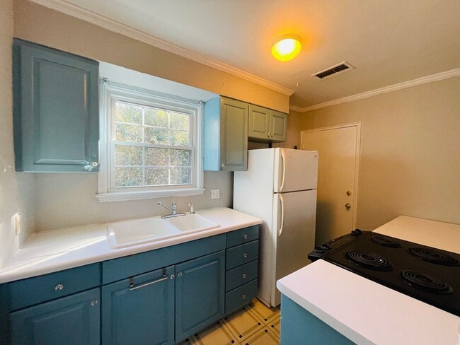 Building Photo - 50% OFF ON THE 3RD MONTH IF YOU SIGN A LEA...