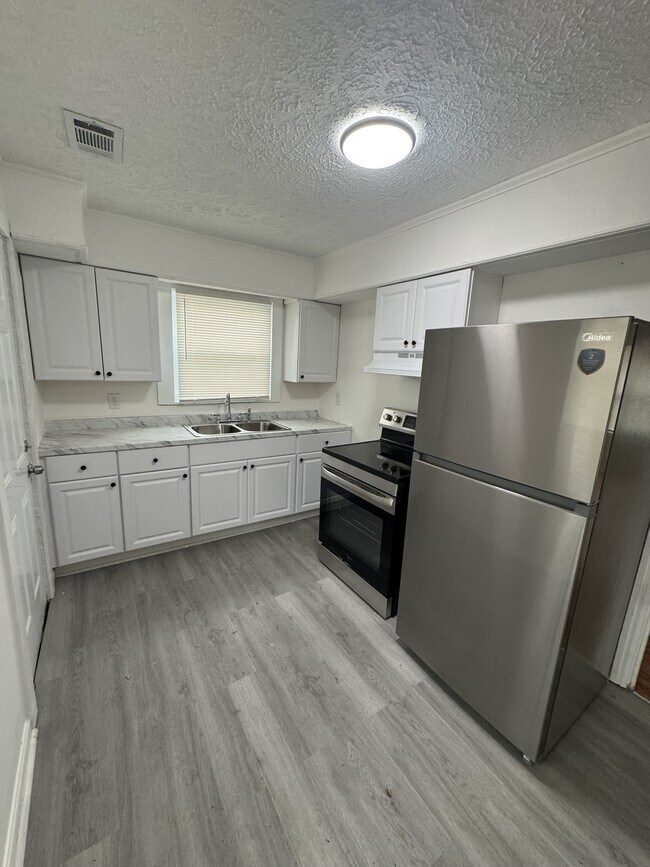 Building Photo - 2300 Carey Dr SE