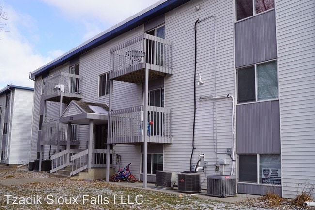Building Photo - 3000-3012 S Mayfair Dr