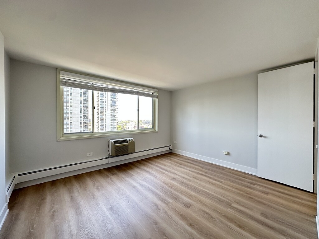 Building Photo - 1349 N Dearborn St