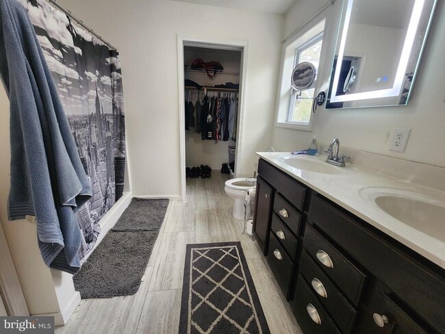 Building Photo - 903 N Walnut St