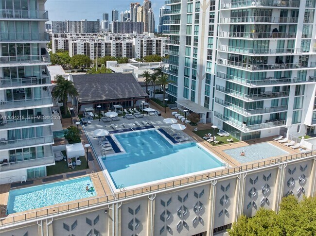 Building Photo - 300 Sunny Isles Blvd