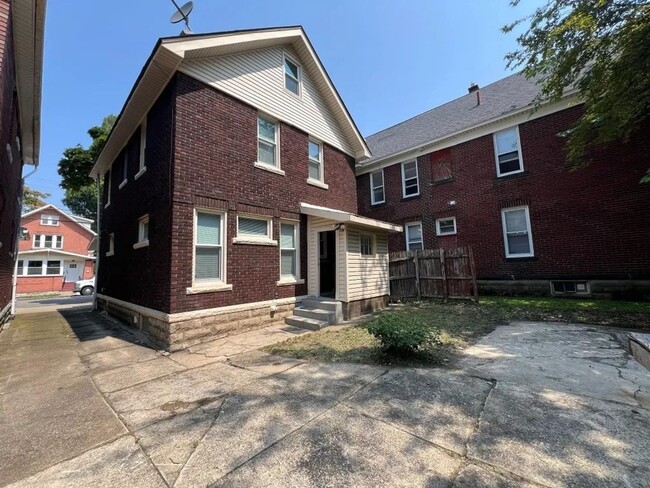 Building Photo - 357 W 9th St