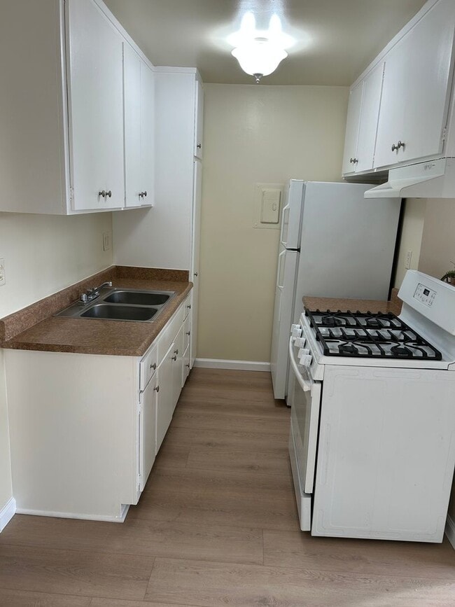 Building Photo - Fantastic One Bedroom