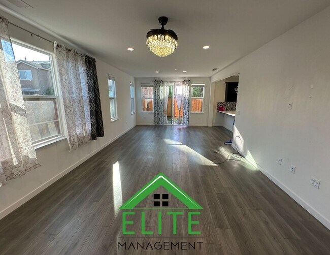 Building Photo - Beautiful 3-Bedroom Home in Desirable Trac...