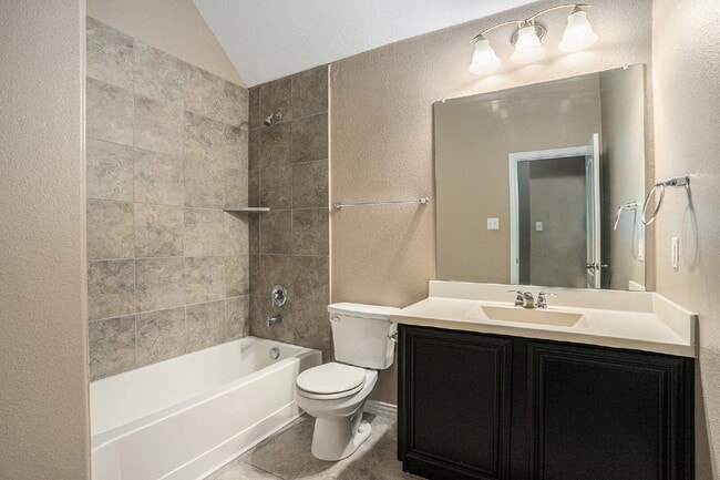 Building Photo - Gorgeous 5 Bdrm, 3 Bath with Open Layout, ...
